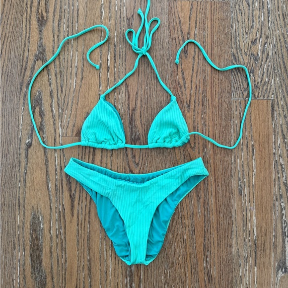 Lulu’s bikini - Picture 1 of 5
